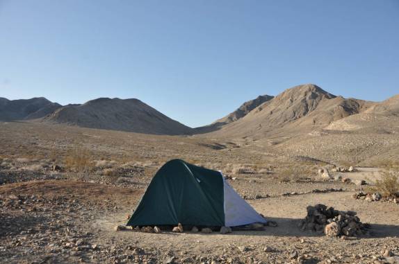 Nosso acampamento em meio a bela paisagem perto da Race Track, no Death Valley National Park, na Califórnia - EUA